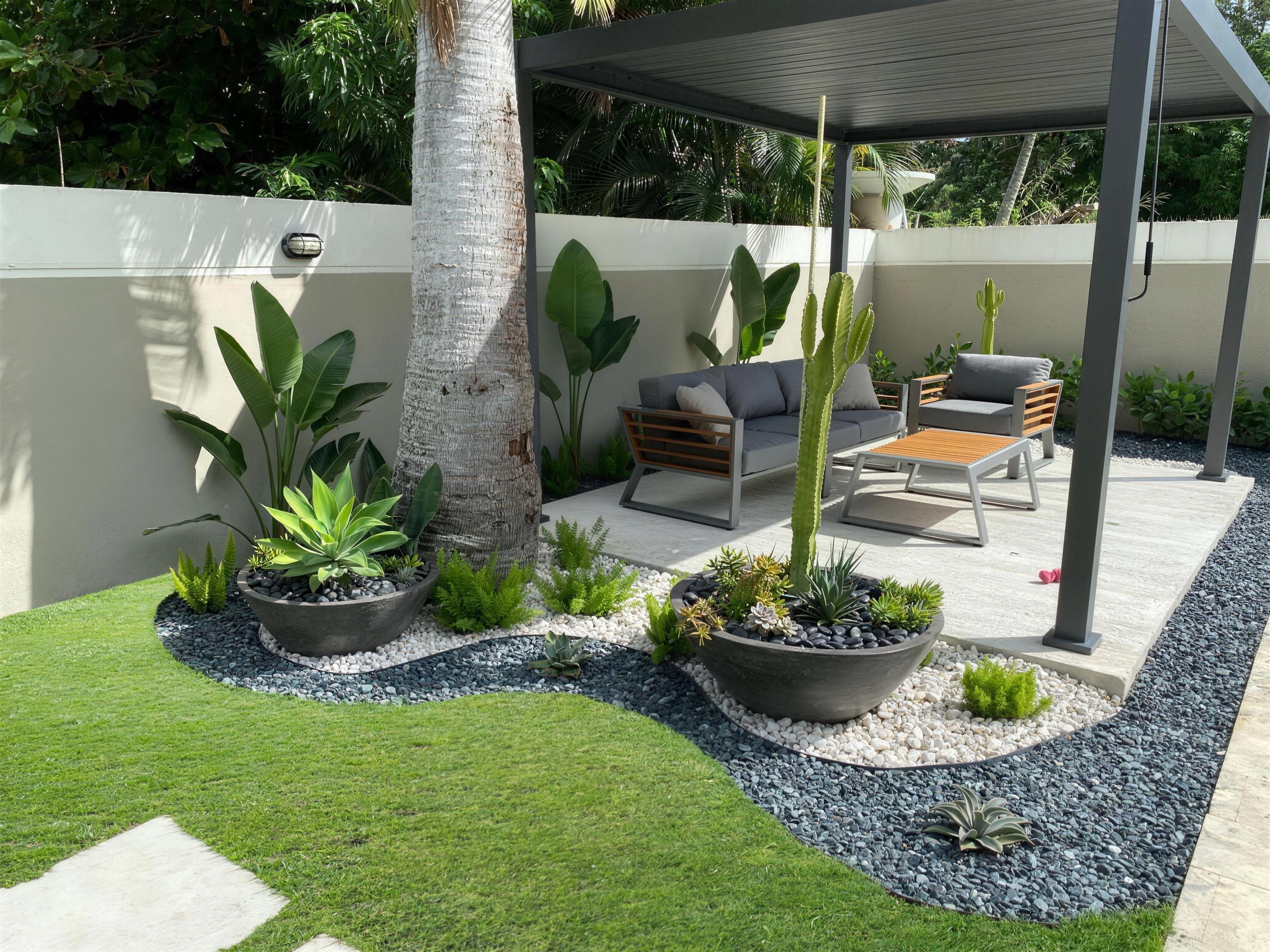 Área de estar bajo pérgola con suculentas